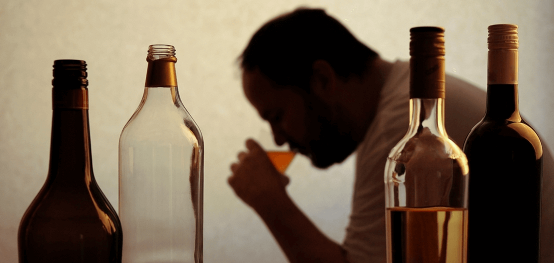 Эмоциональное похмелье: ученые объяснили, почему после употребления алкоголя люди испытывают стыд и тревогу