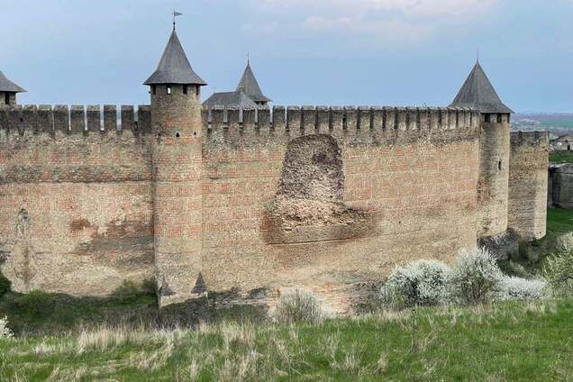 У Хотині частково обвалилася стіна історичної фортеці: момент потрапив на відео