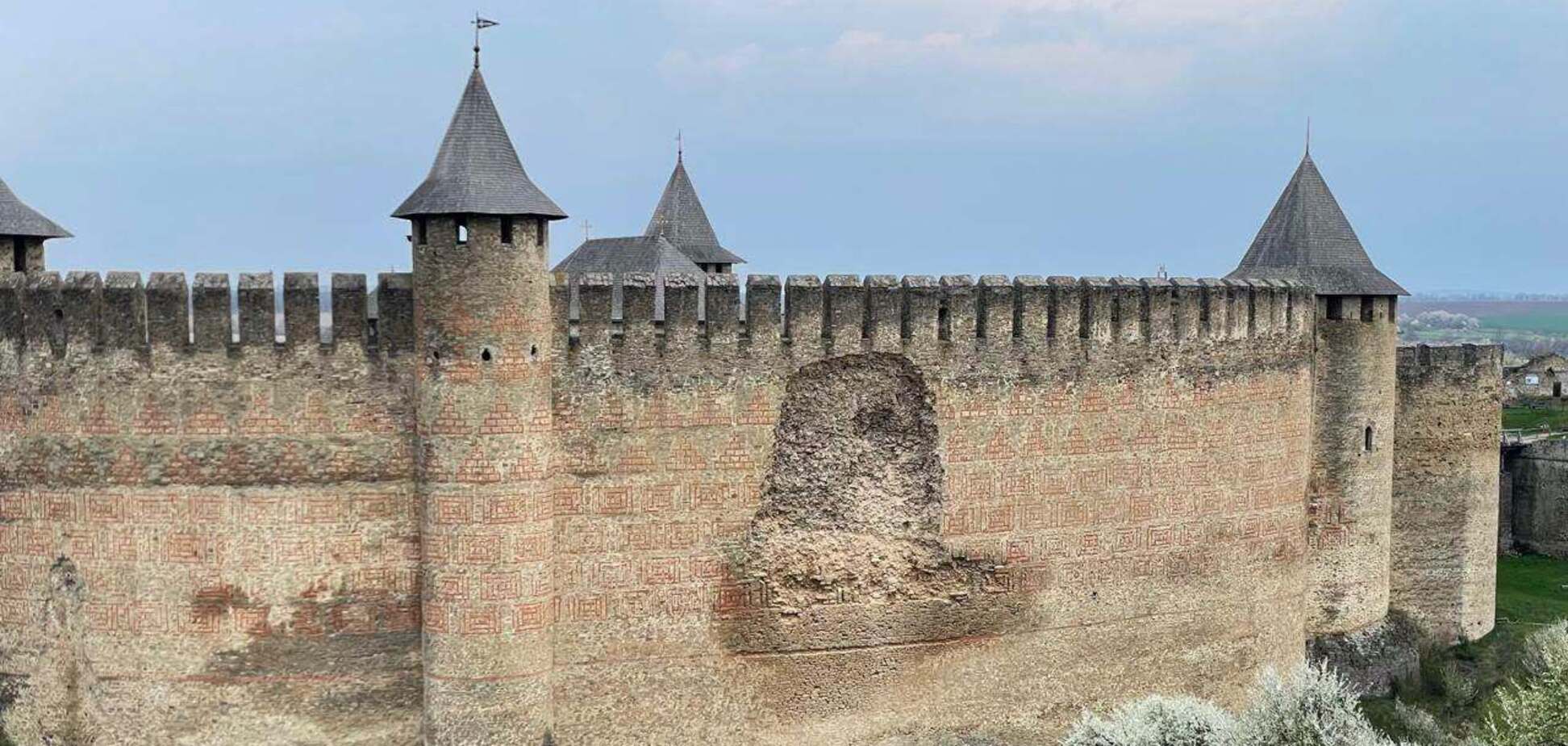 У Хотині частково обвалилася стіна історичної фортеці: момент потрапив на відео