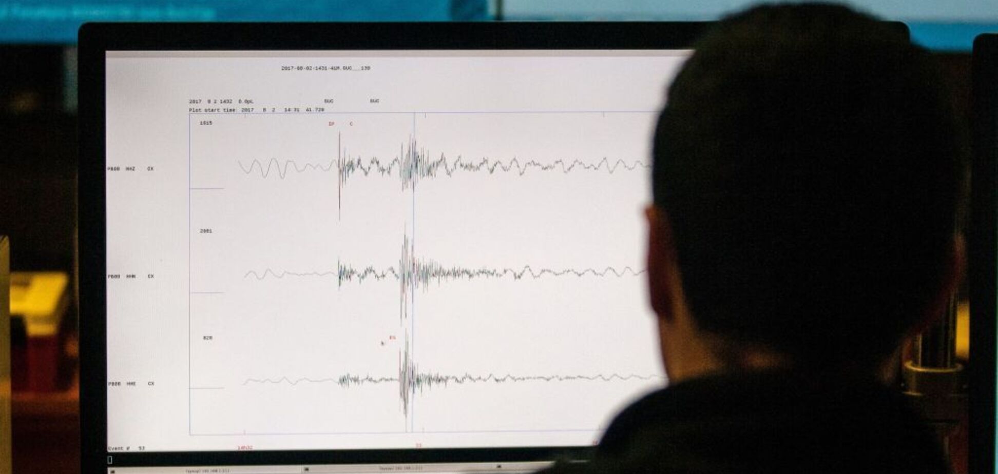 В Японии произошло два мощных землетрясения: останавливали движение поездов, повреждены здания