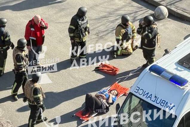 В Киеве мужчина открыл стрельбу по людям: есть жертва и пострадавшие, преступник взял заложников. Подробности