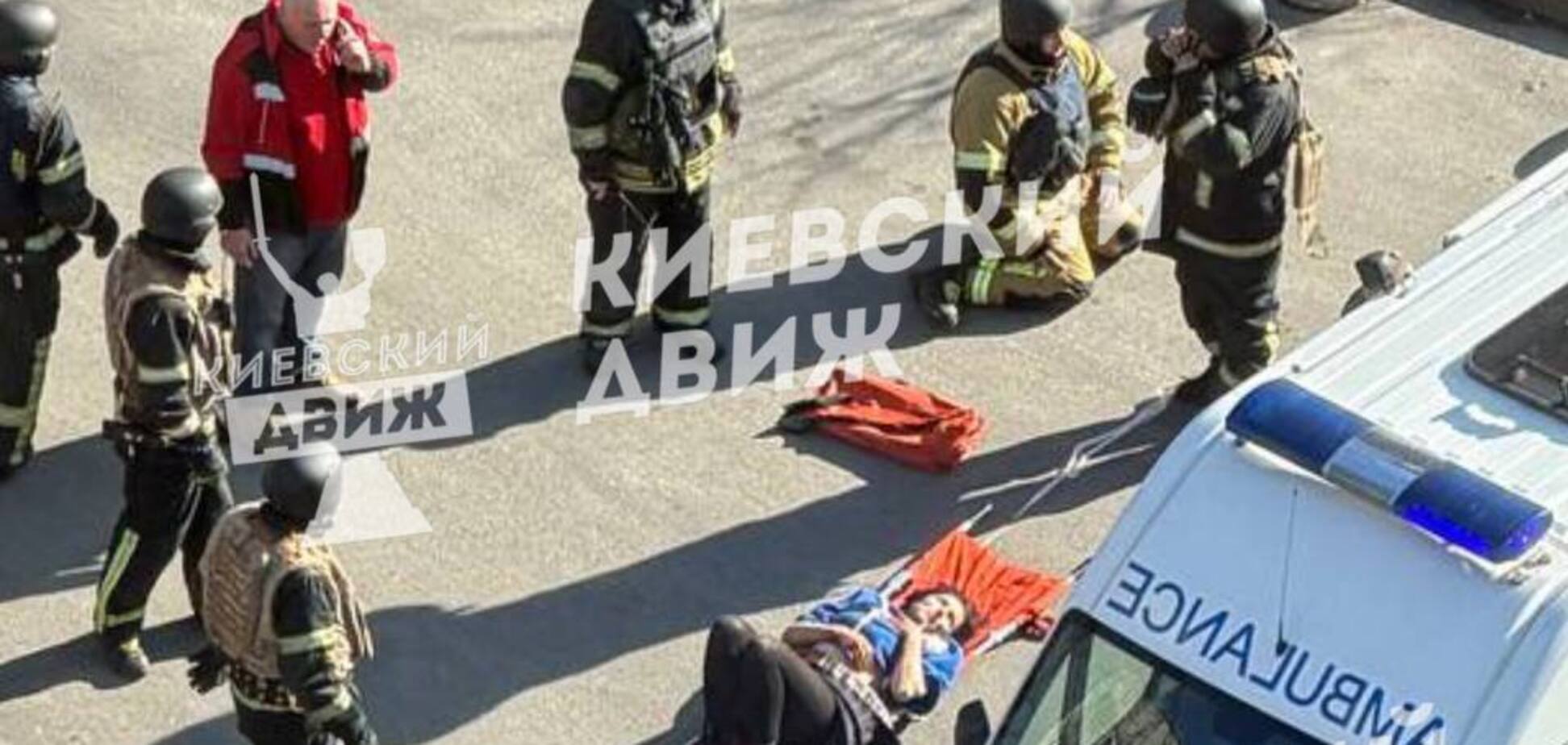 В Киеве мужчина открыл стрельбу по людям: есть жертва и пострадавшие, преступник взял заложников. Подробности