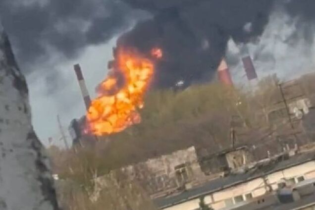 В России прогремели взрывы на очередном НПЗ: дым от пожара виден над всем городом. Фото и видео