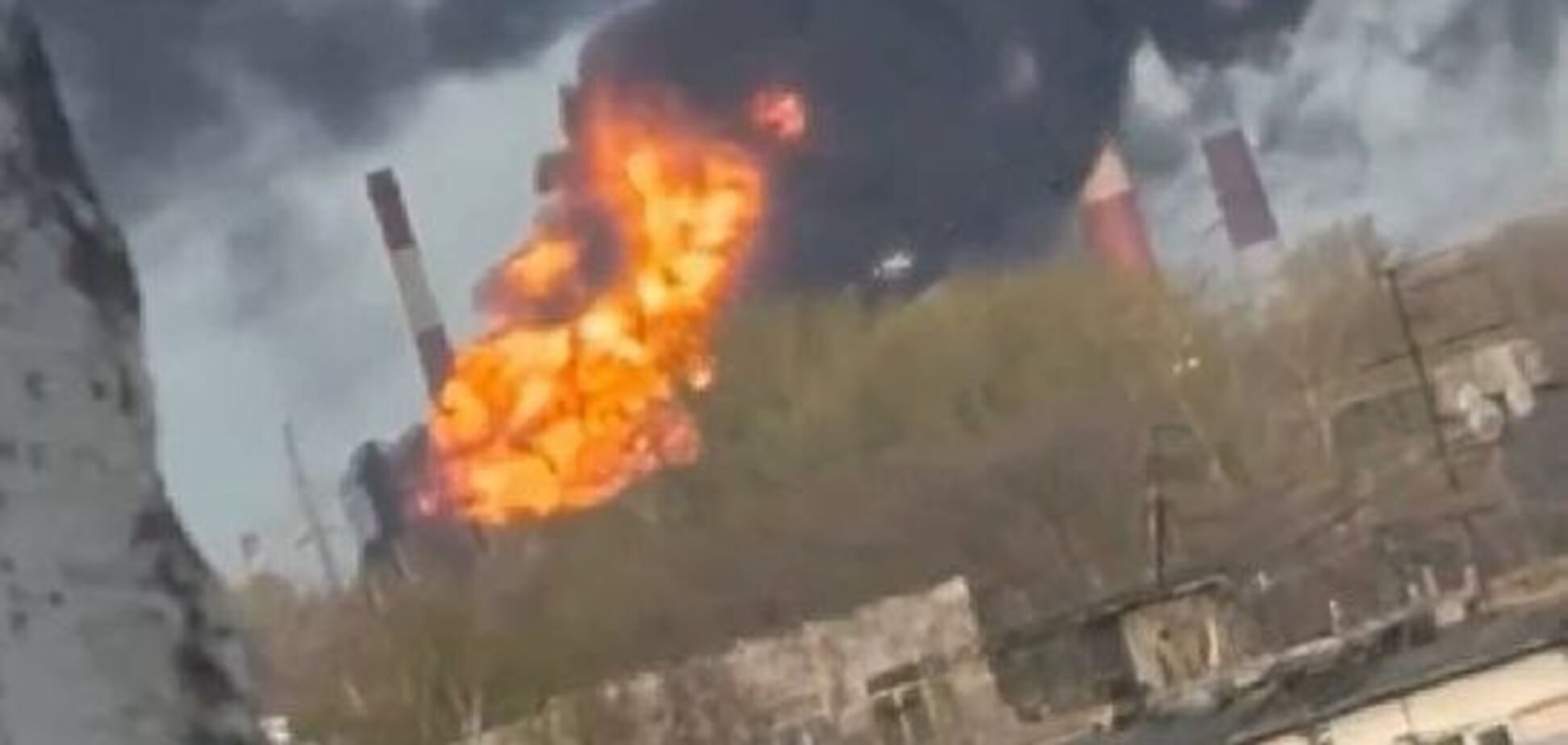 В России прогремели взрывы на очередном НПЗ: дым от пожара виден над всем городом. Фото и видео