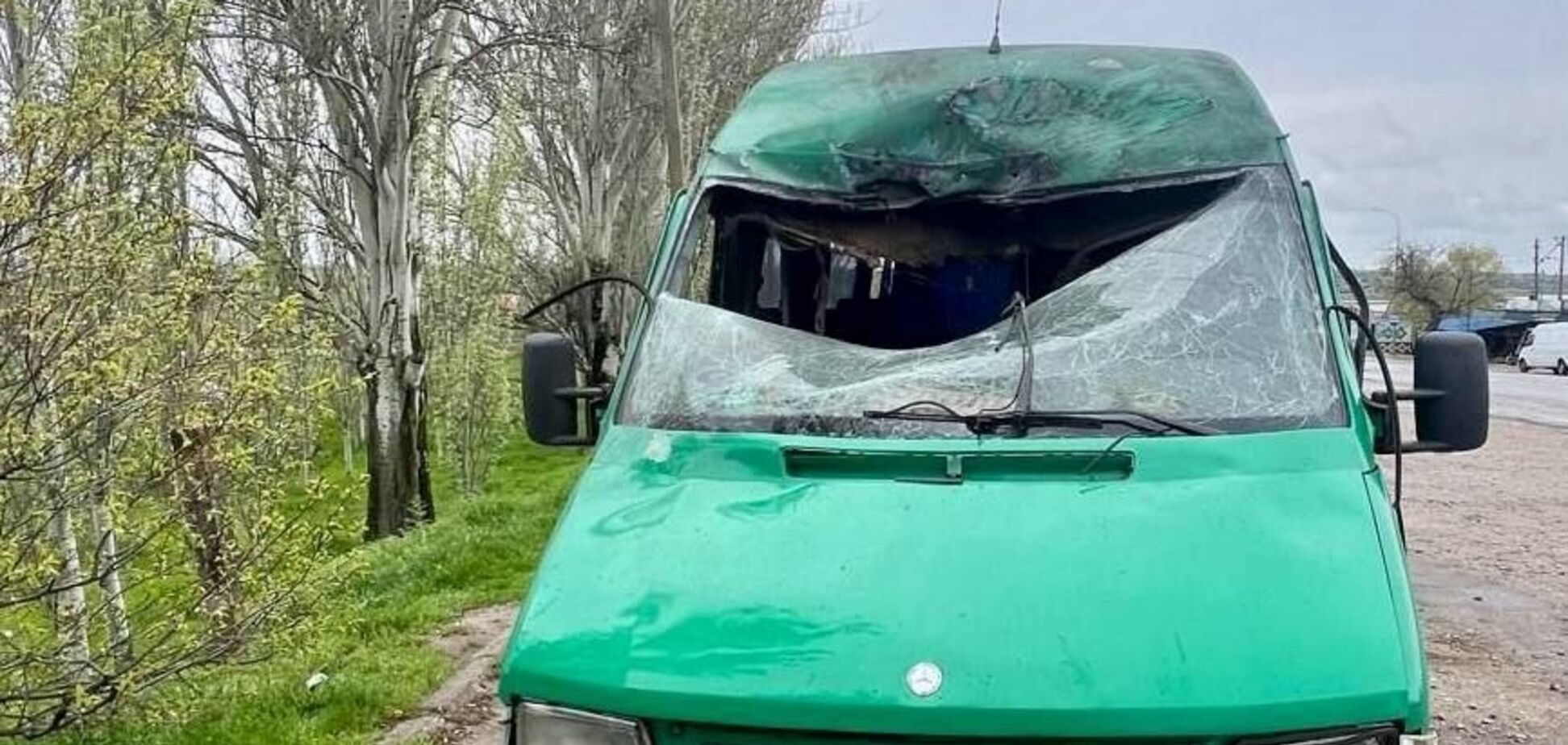 Ворог вдарив по рейсовому мікроавтобусу на Нікопольщині: серед поранених - дитина. Фото