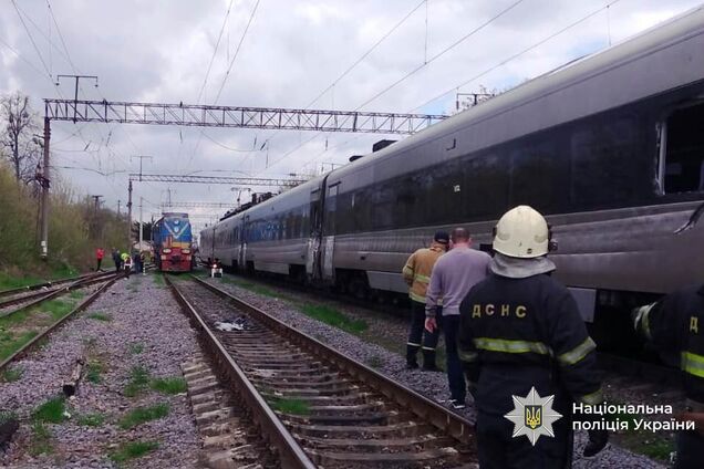 На Вінниччині тепловоз зіткнувся з пасажирським поїздом 'Інтерсіті': що відомо про наслідки. Фото, відео