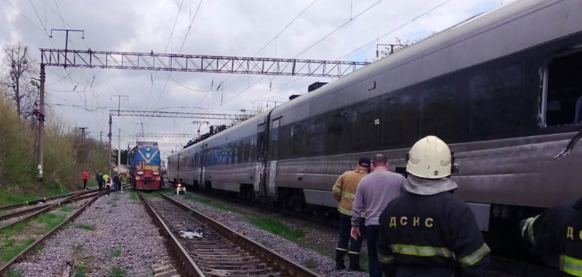 На Вінниччині тепловоз зіткнувся з пасажирським поїздом 'Інтерсіті': що відомо про наслідки. Фото, відео