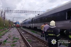 На Вінниччині тепловоз зіткнувся з пасажирським поїздом 'Інтерсіті': що відомо про наслідки. Фото, відео