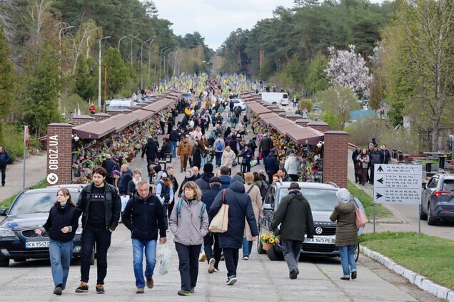Проводи в Києві: тисячі людей прийшли на могили рідних. Фоторепортаж