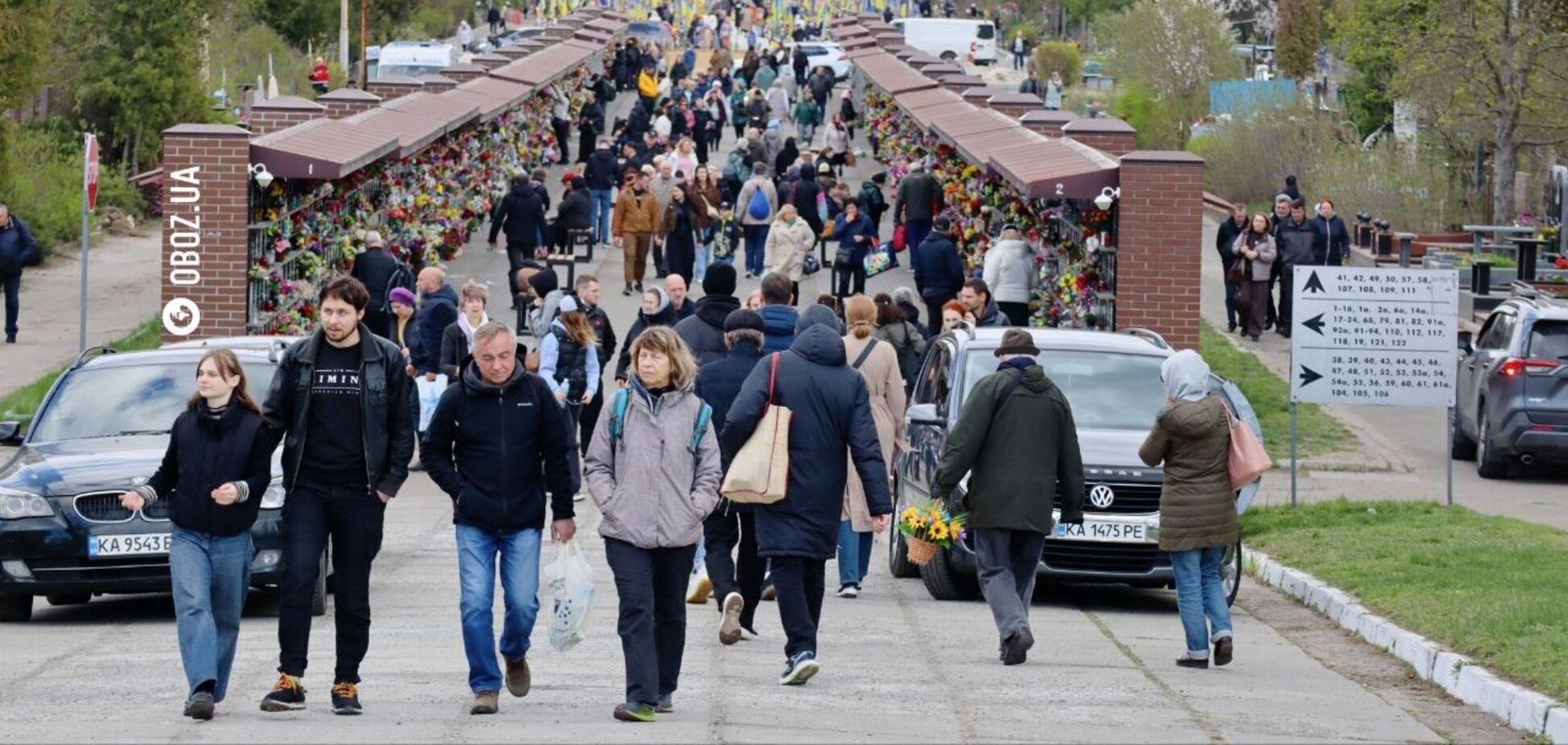 Проводи в Києві: тисячі людей прийшли на могили рідних. Фоторепортаж