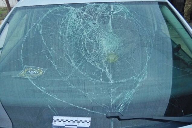 В Кропивницком мужчина провез на капоте своего авто военного ТЦК. Видео