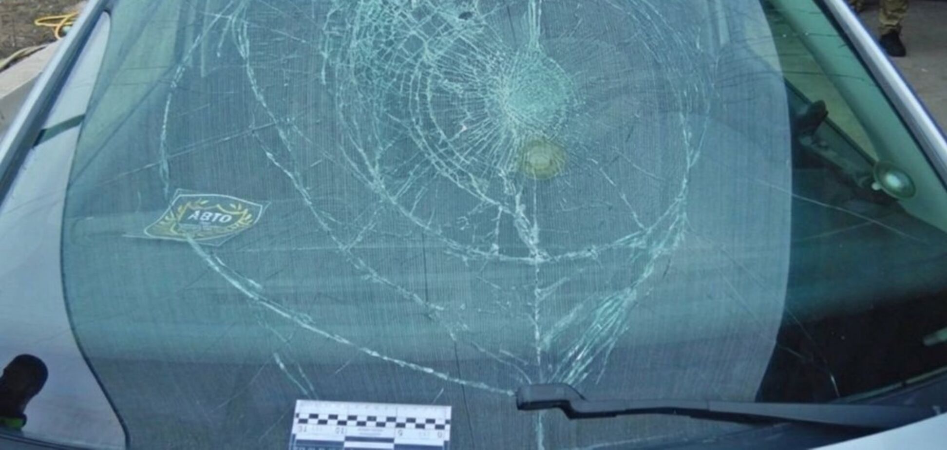 У Кропивницькому чоловік провіз на капоті свого авто військового ТЦК. Відео