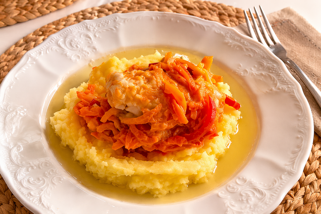 Як смачно потушкувати рибу з овочами: ідеально до картоплі