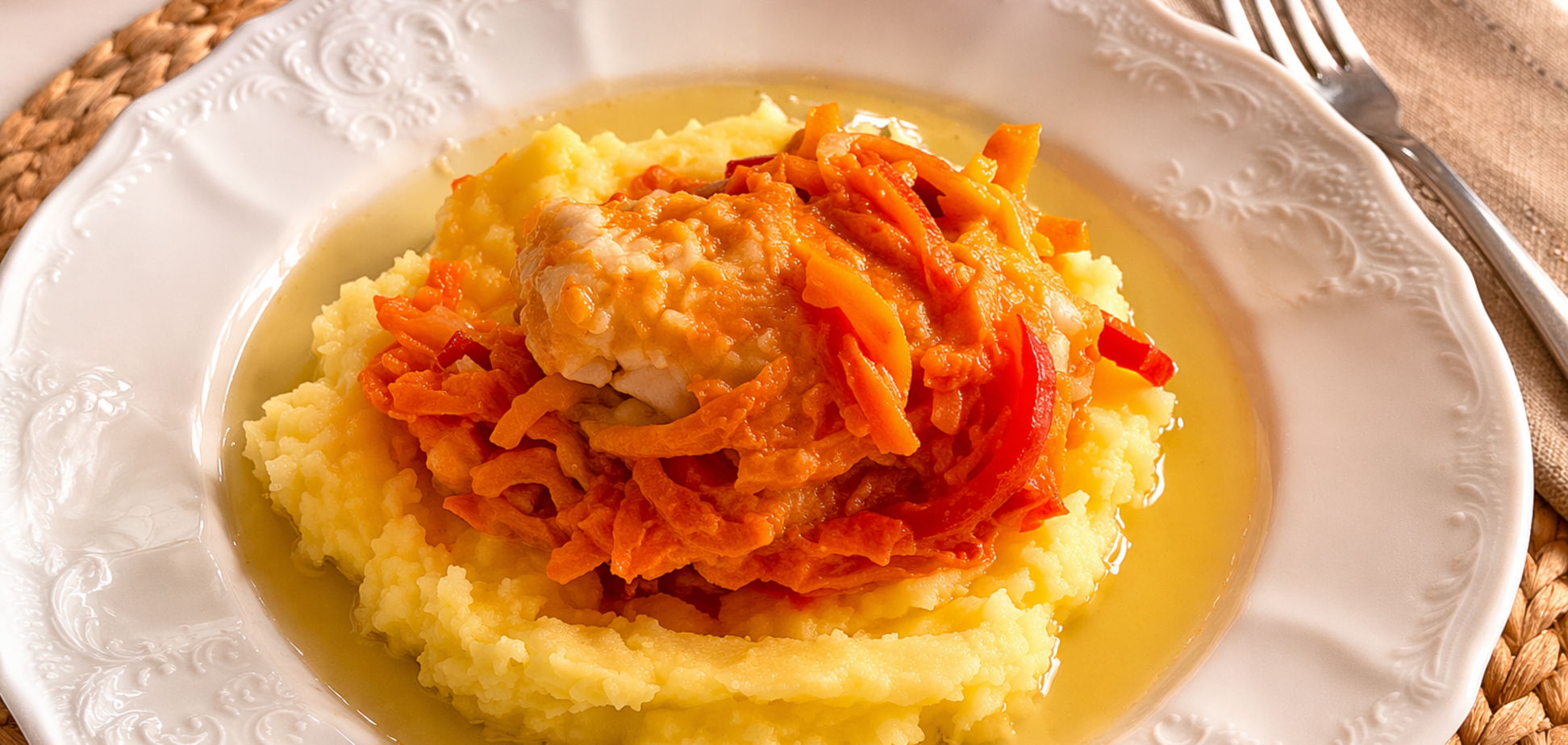 Как вкусно потушить рыбу с овощами: идеально к картофелю