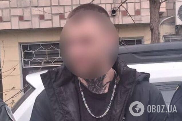 'Тримав у руках пістолет': у поліції показали, як затримували чоловіка, причетного до стрільби в Чернігові. Відео