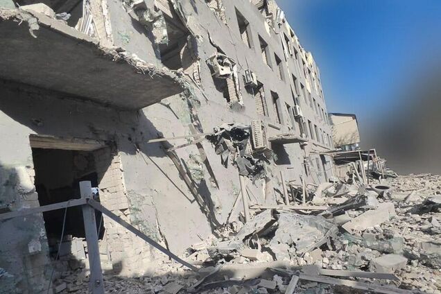 Росія скинула дев'ять КАБів на Херсонщину, зруйновані склади. Фото