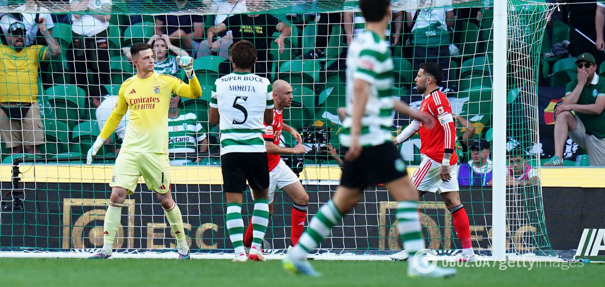 Футболист сборной Украины отбил пенальти и принес победу 'Бенфике' в матче тура в Португалии. Видео