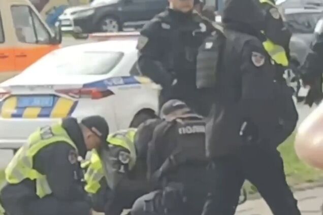 У Чернігові сталась стрілянина, на вулиці в чоловіка вилучили стартовий пістолет: подробиці