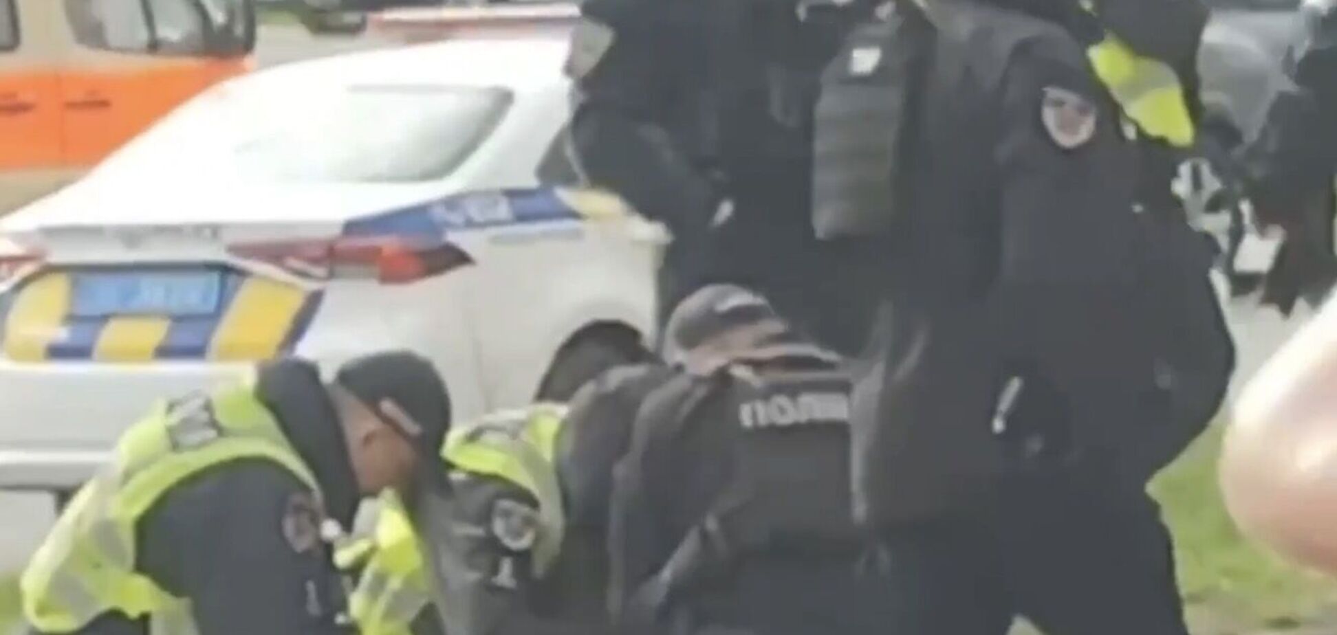 У Чернігові сталась стрілянина, на вулиці в чоловіка вилучили стартовий пістолет: подробиці