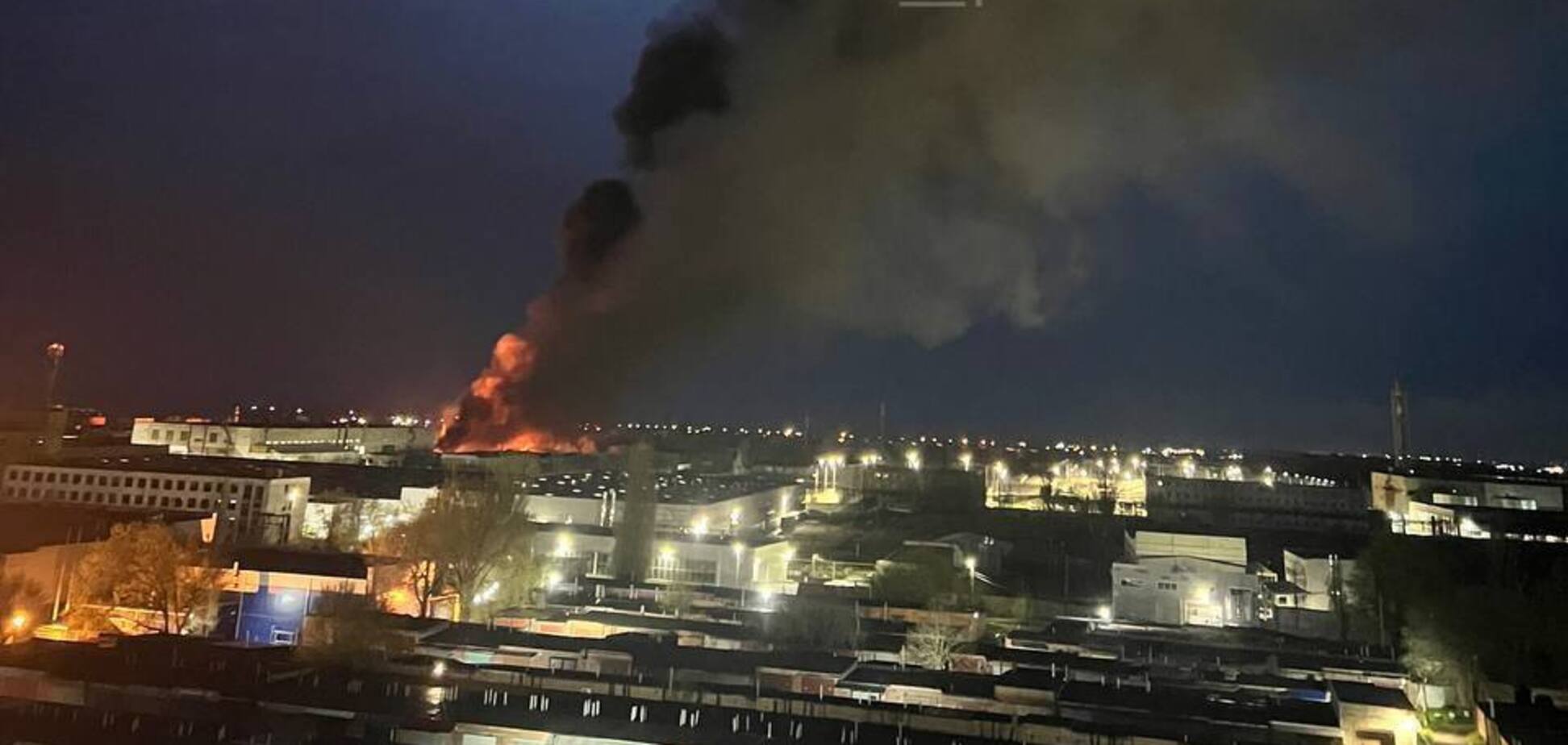 В Таганроге после ракетного удара горит автозавод, где делали дроны: черный дым столбом. Фото и видео
