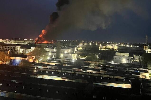 В Таганроге после ракетного удара горит автозавод, где делали дроны: черный дым столбом. Фото и видео