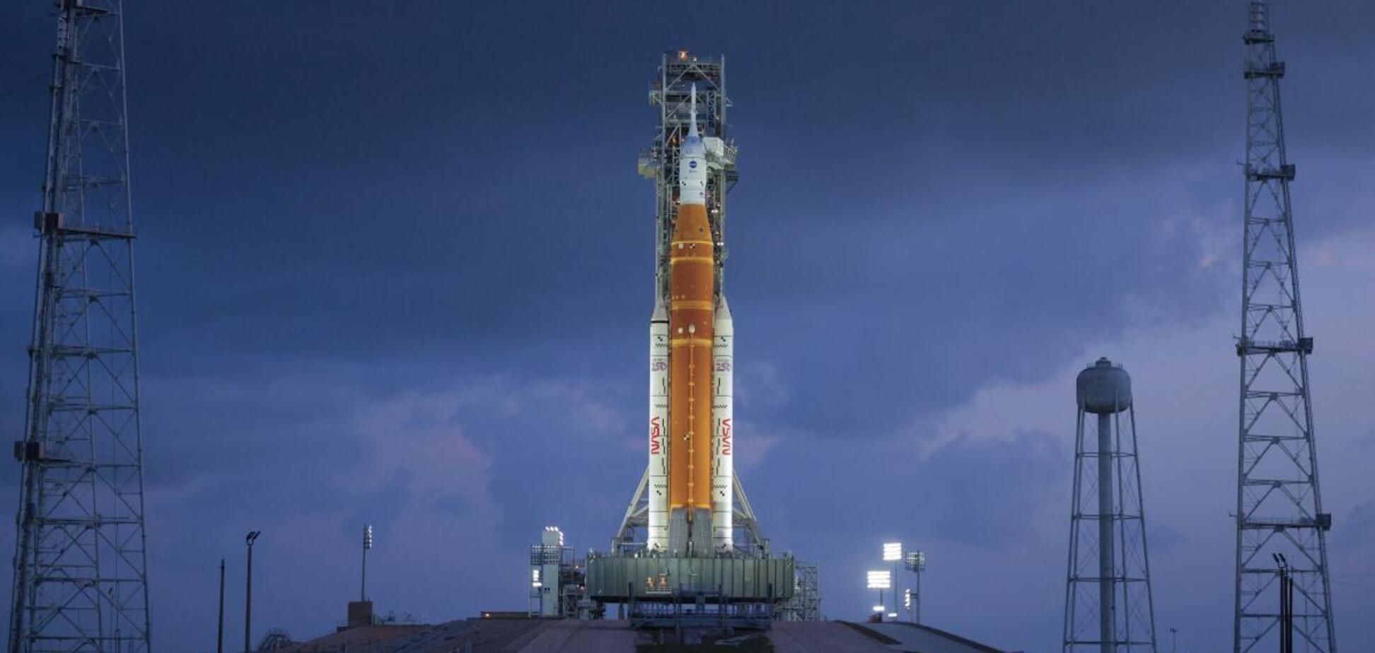 Историческая пилотируемая миссия NASA на Луну под угрозой срыва? Как проходит подготовка к запуску