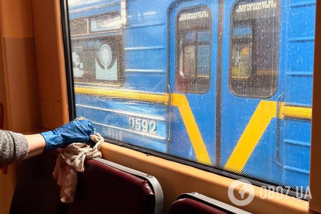 Близько 300 літрів води на один поїзд: у метро Києва показали, як миють і прибирають вагони. Фото та відео