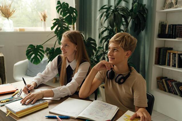 Ученые назвали хитрый психологический трюк, который заставит детей делать домашнее задание без всяких споров