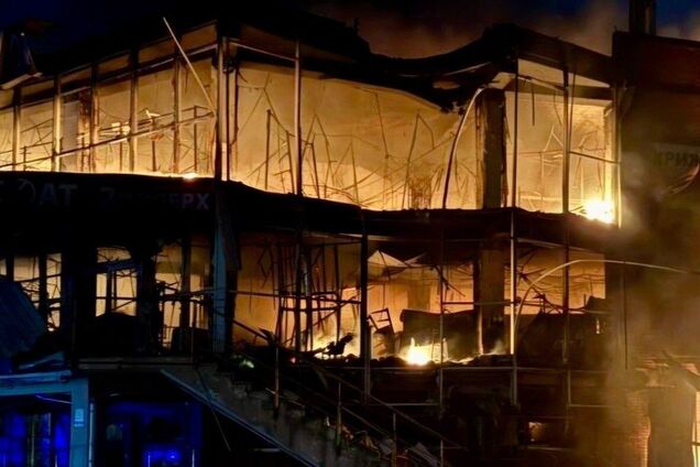 На Днепропетровщине в результате атаки РФ горели админздание и торговый комплекс: есть жертва, среди раненых – ребенок. Фото и видео