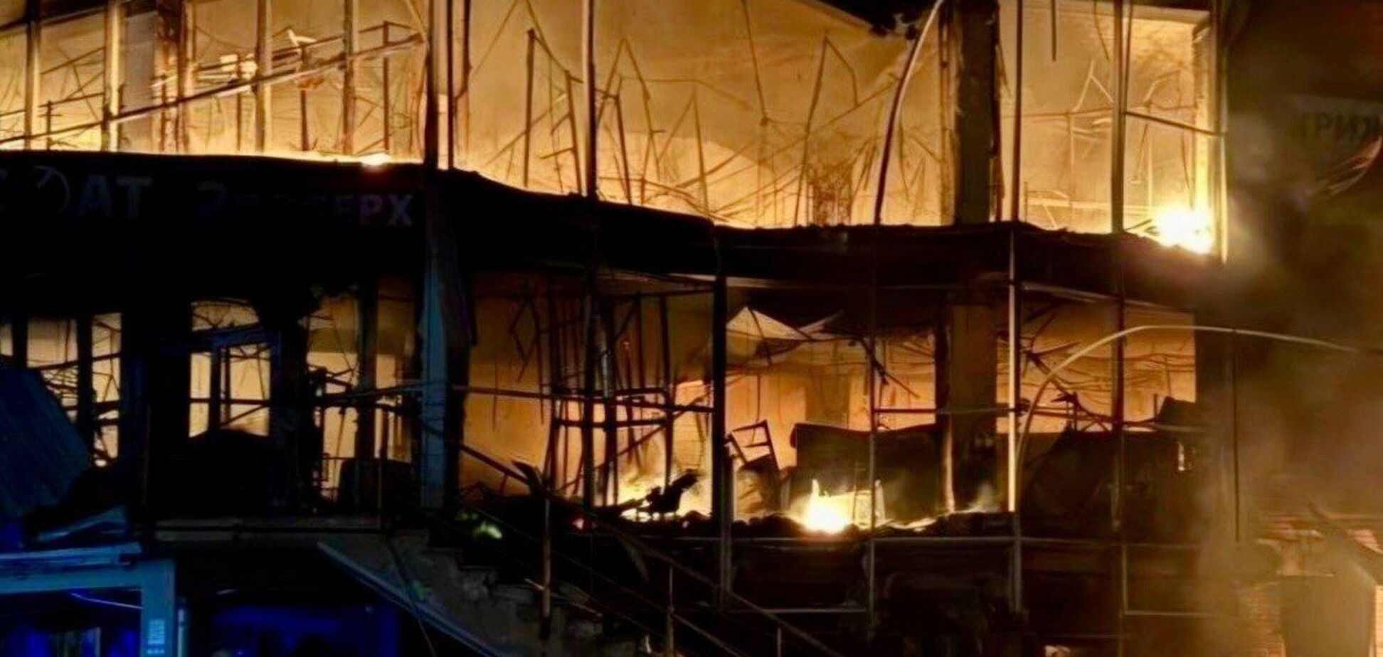 На Днепропетровщине в результате атаки РФ горели админздание и торговый комплекс: есть жертва, среди раненых – ребенок. Фото и видео