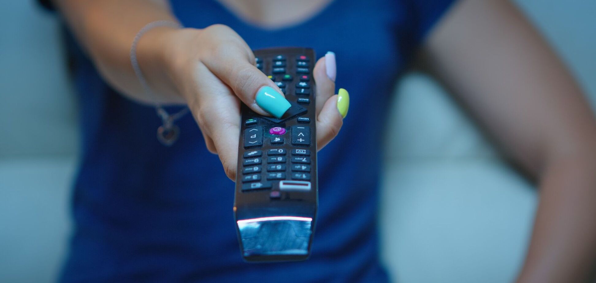 Ілюстрація - жінка дивиться ТБ