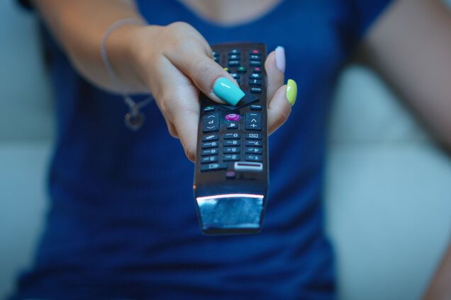 Иллюстрация - женщина смотрит ТВ