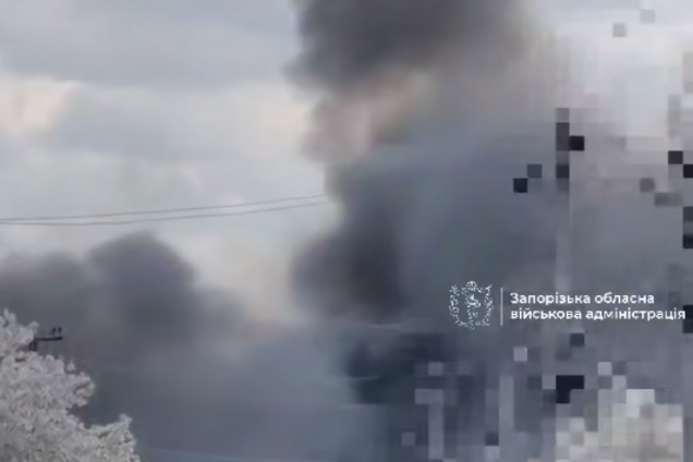 Окупанти атакували Запоріжжя: спалахнула пожежа, є жертва і постраждалі. Відео