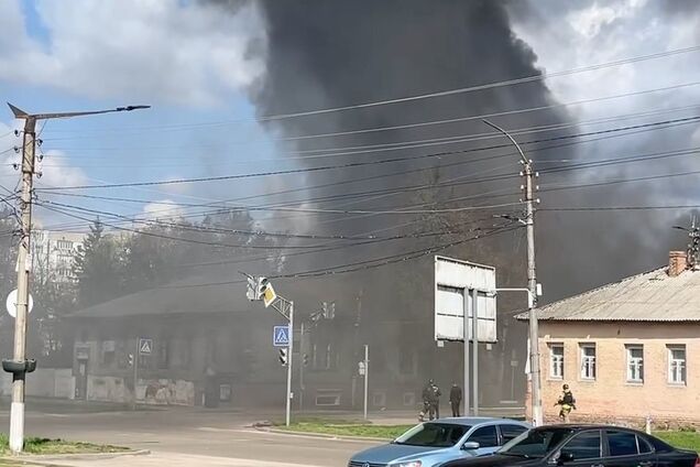 Окупанти вдарили по Прилуках: сталась пожежа на території райвідділу поліції, є постраждалий. Фото