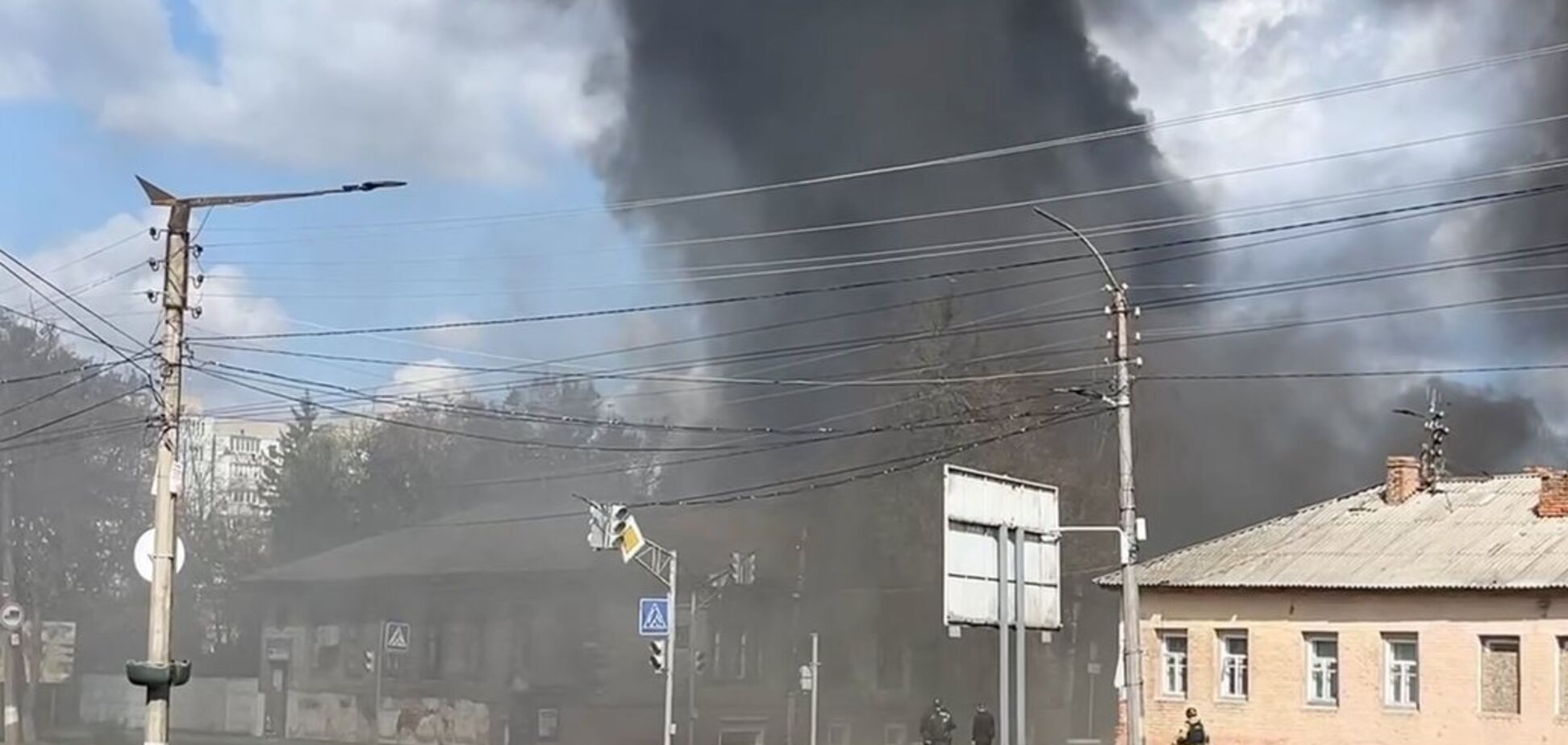 Оккупанты ударили по Прилукам: произошел пожар на территории райотдела полиции, есть пострадавший. Фото