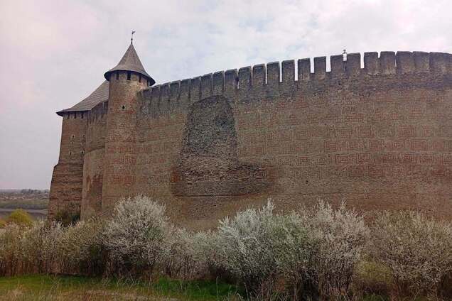 'Не було жодної тріщини': у Хотинській фортеці назвали ймовірні причини часткового обвалу стіни