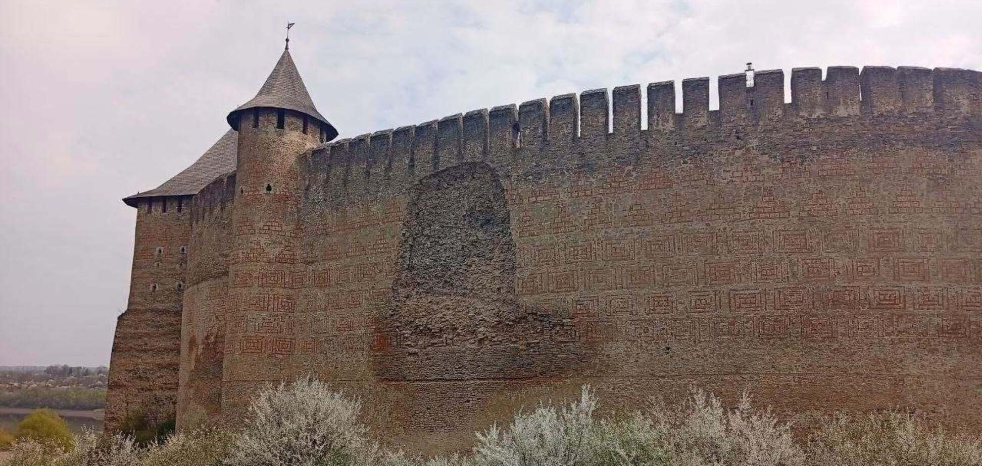 'Не було жодної тріщини': у Хотинській фортеці назвали ймовірні причини часткового обвалу стіни