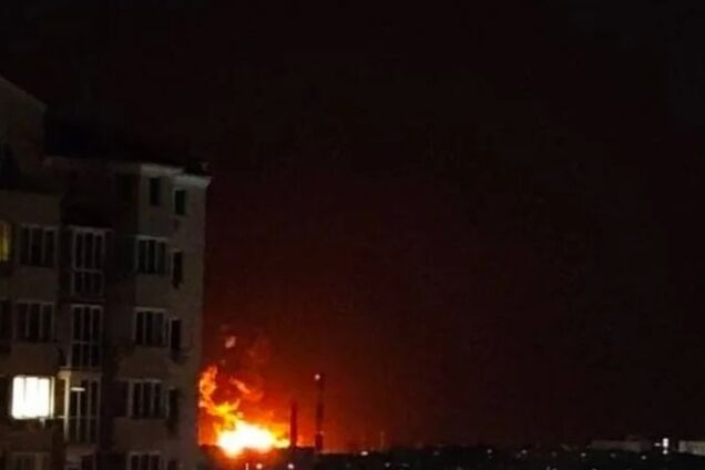 Було уражено резервуари: у Севастополі третю добу горить нафтобаза у районі Козачої бухти. Фото