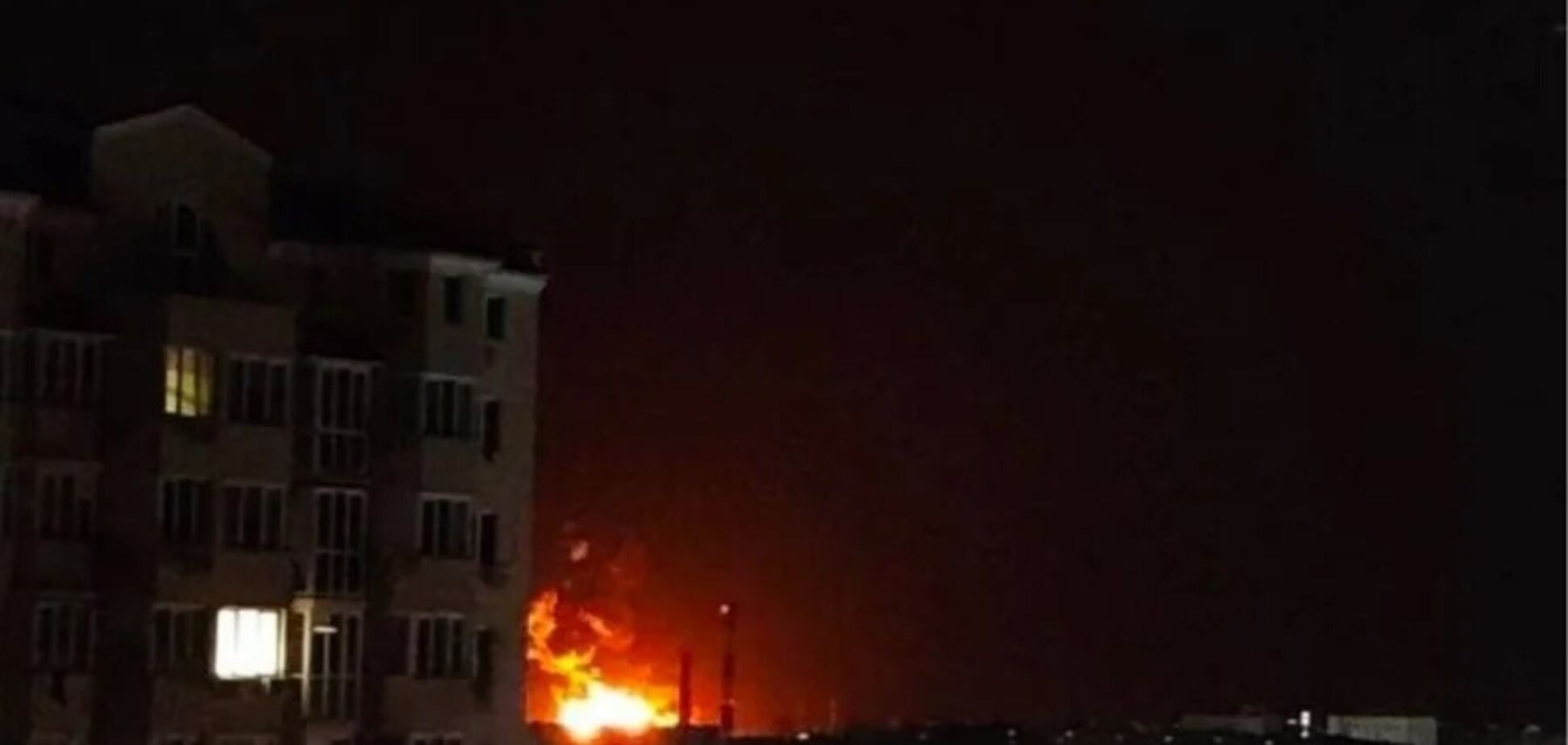 Було уражено резервуари: у Севастополі третю добу горить нафтобаза у районі Козачої бухти. Фото