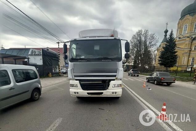 Под Киевом грузовик на переходе сбил насмерть пожилого мужчину. Подробности ДТП и фото