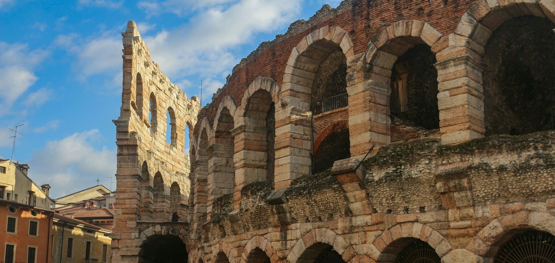 Має свій Колізей: стародавнє місто в Італії зіткнулося із туристичним бумом