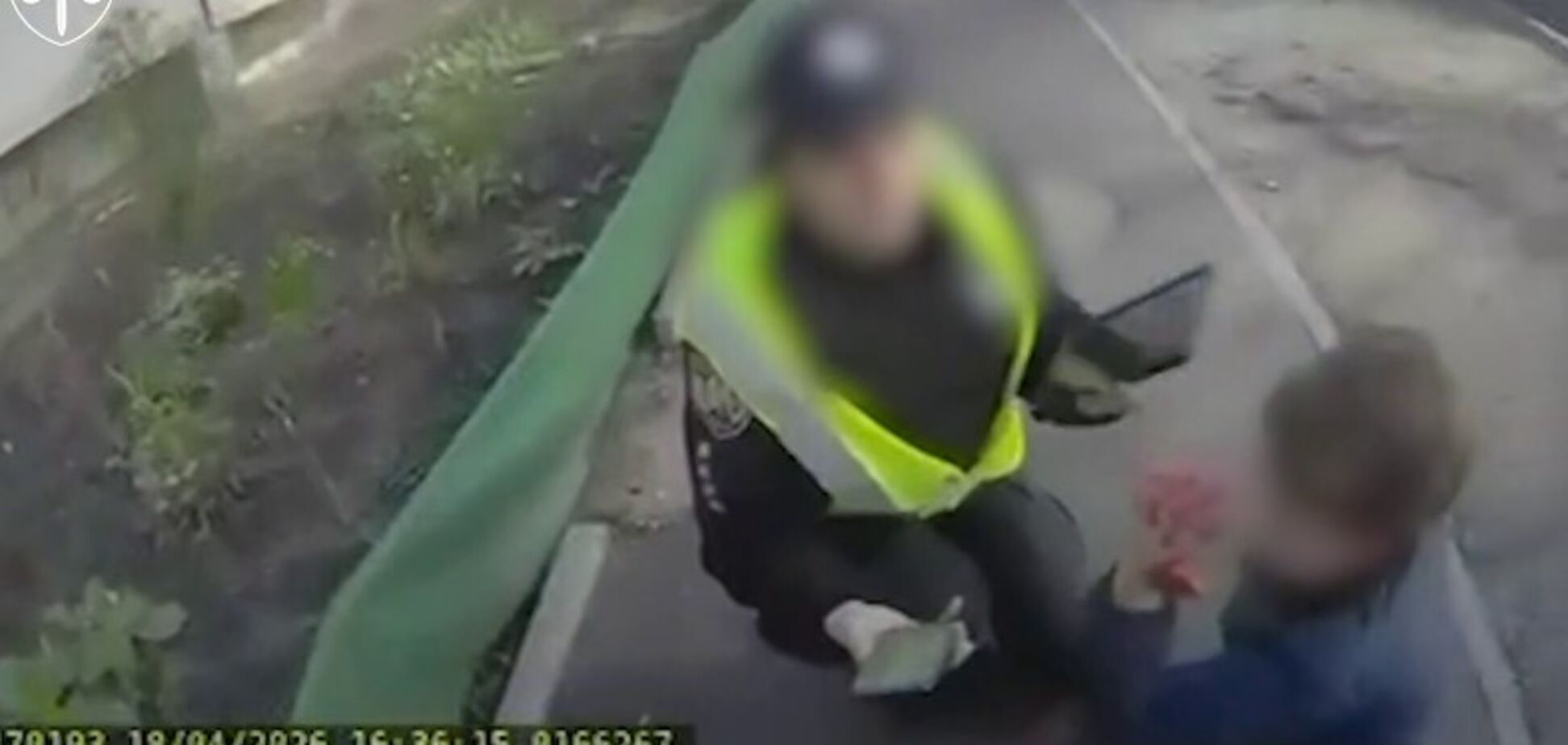 'Поранений хлопчик просив допомогти батькові': опубліковано відео з бодікамер поліцейських, які втекли з місця теракту в Києві