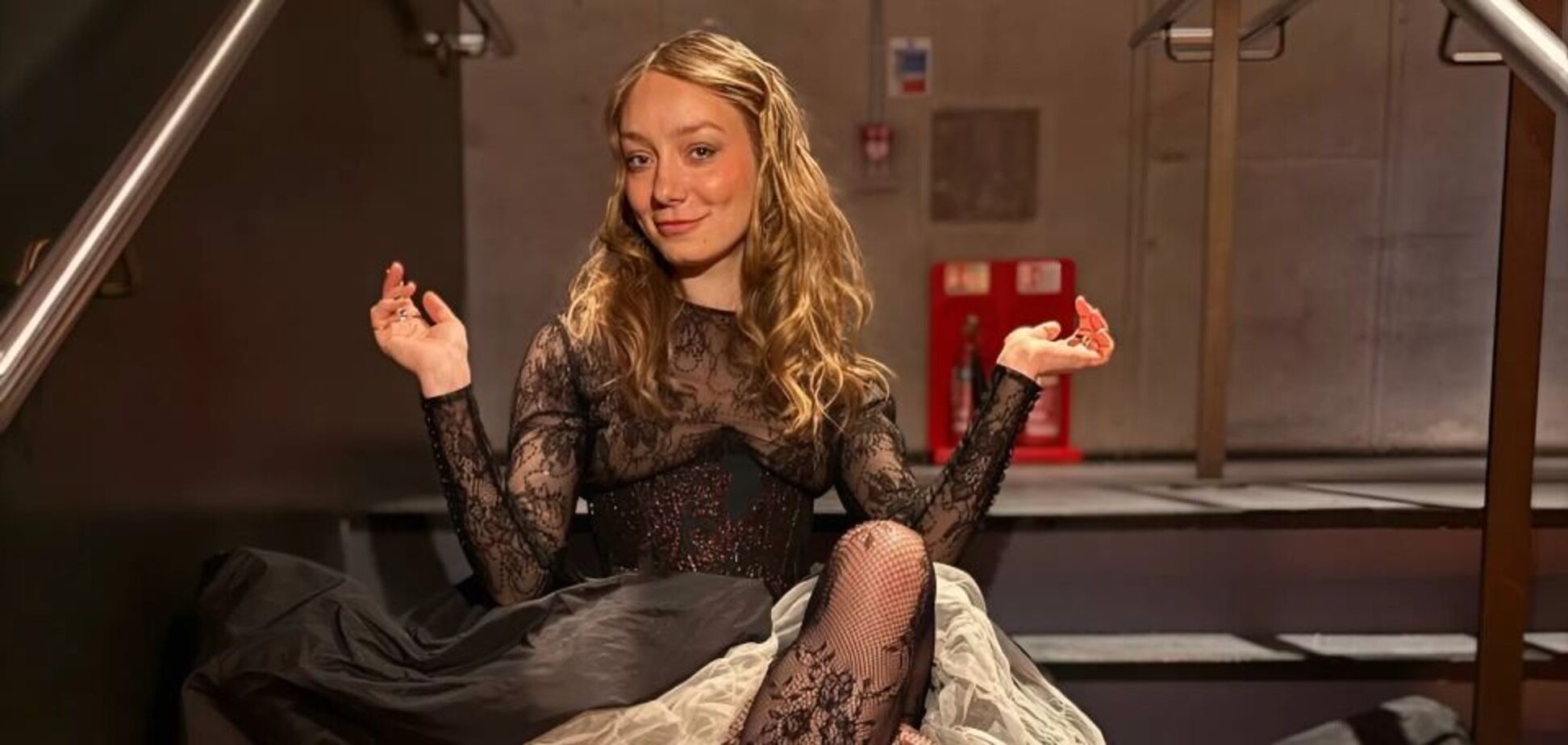 'Головне, щоб це не сталося у фіналі'. Виступ LELÉKA на пре-паті Євробачення не обійшовся без конфузів, але спів наживо довів до мурах