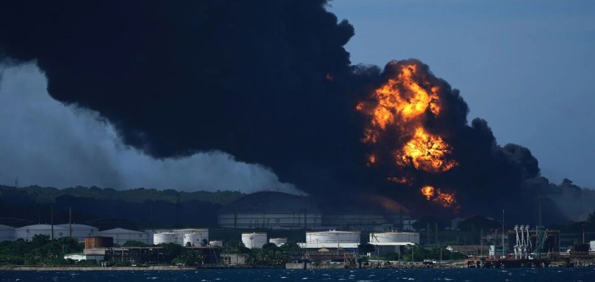 Почему наши европейские друзья решили не задерживать танкеры с кровавой нефтью РФ