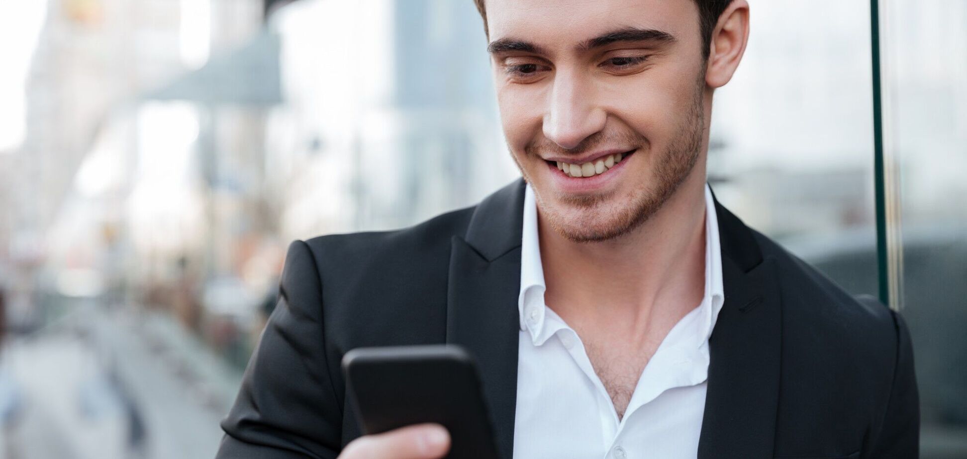 Иллюстрация - молодой бизнесмен смотрит в смартфон