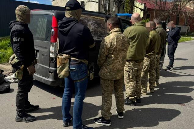 В Одесі співробітники ТЦК вимагали 30 тис. доларів від чоловіка з відстрочкою: дев'ять осіб затримали, були погоня й стрілянина. Фото і відео