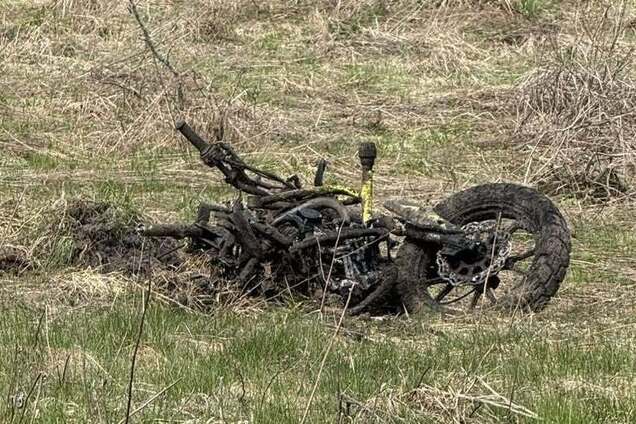 Їхали на мотоциклі: на Чернігівщині молоде подружжя загинуло внаслідок підриву на міні