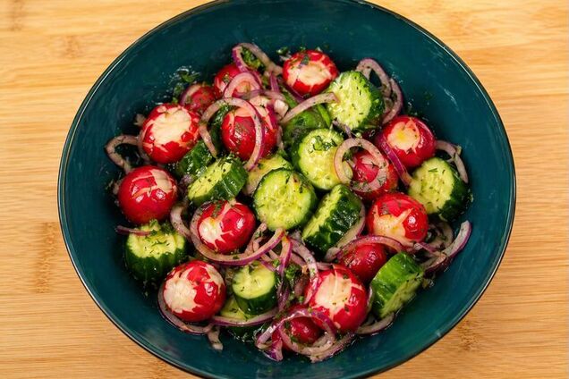 Хрустящий салат из битых огурцов и редиса: идеальная закуска для весеннего периода