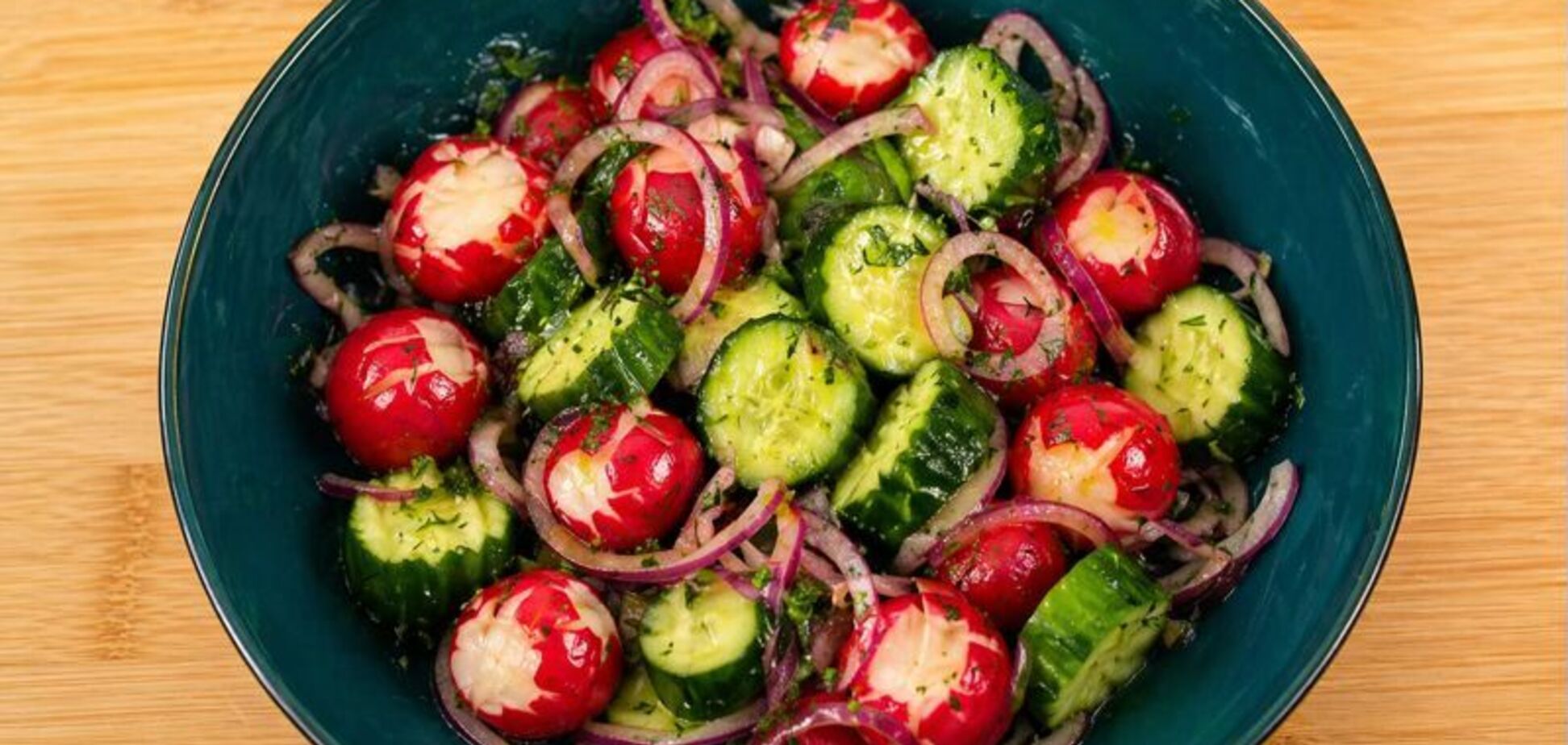 Хрусткий салат із битих огірків та редиски: ідеальна закуска для весняного періоду