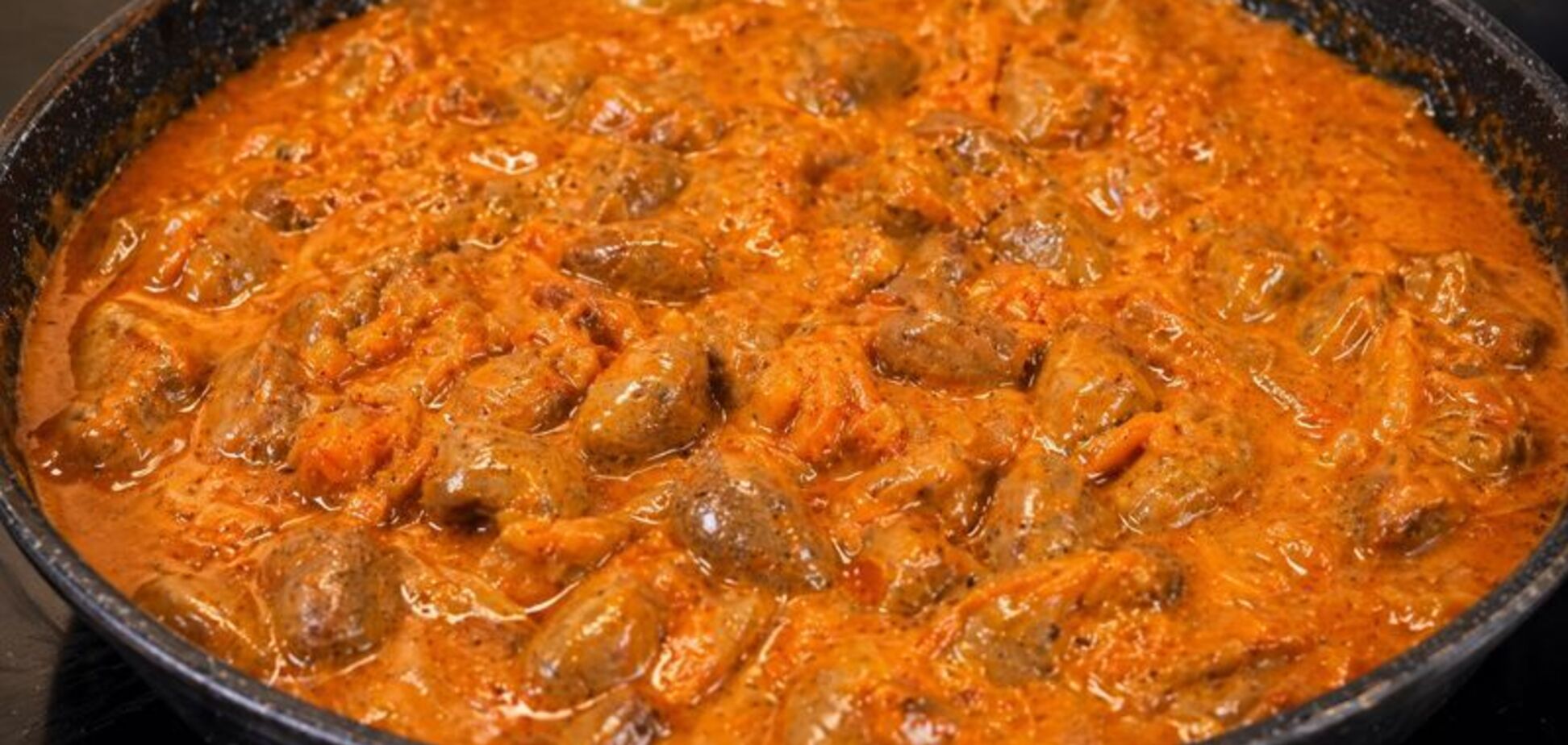 Смачний гуляш з курячих сердечок до картоплі: як приготувати бюджетну страву